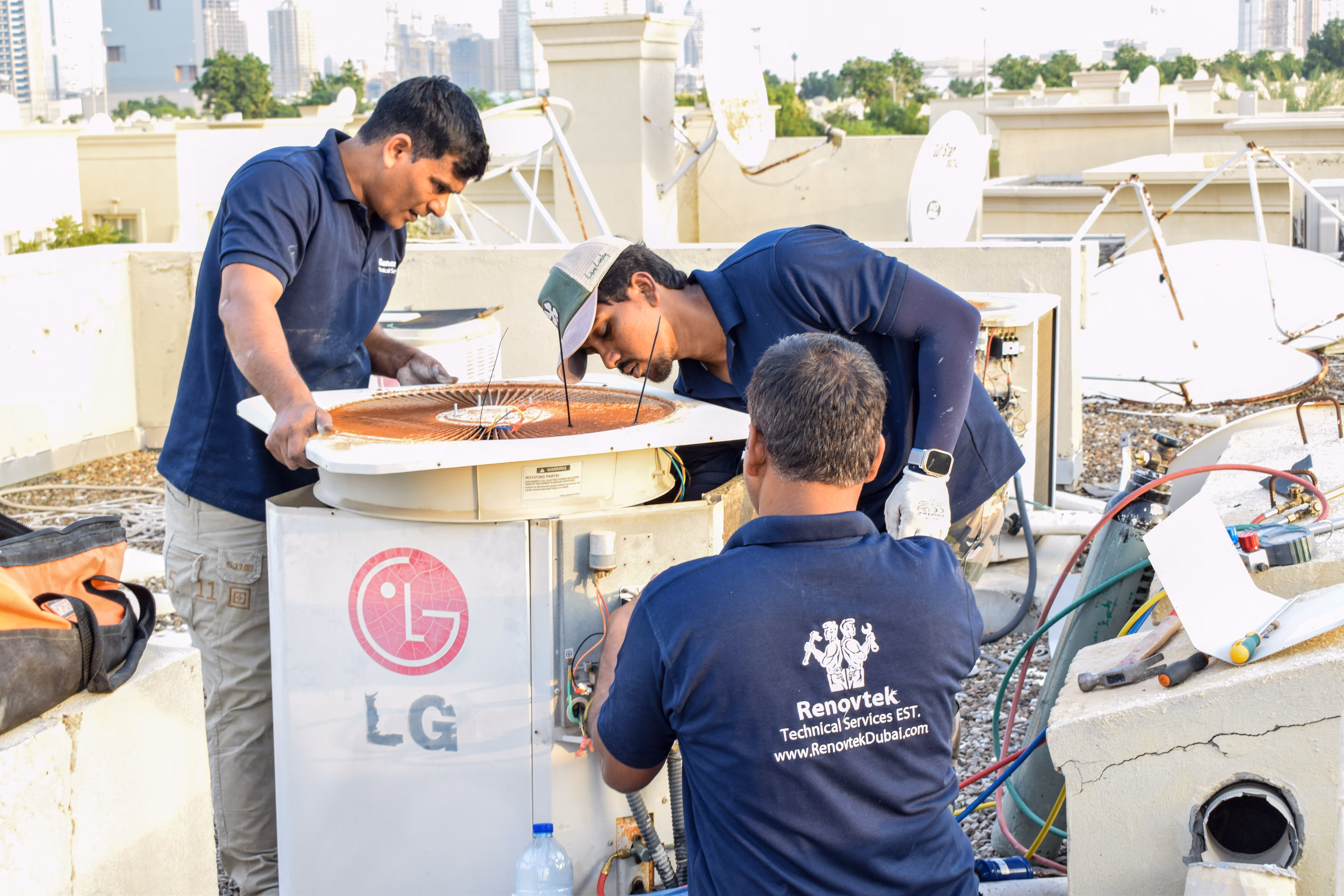 men doing AC maintenance in Dubai